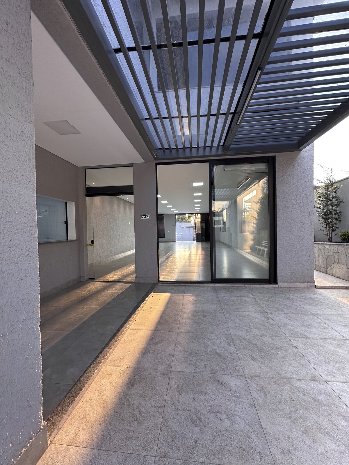 Corredor externo coberto por pergolado na Dream House Eventos