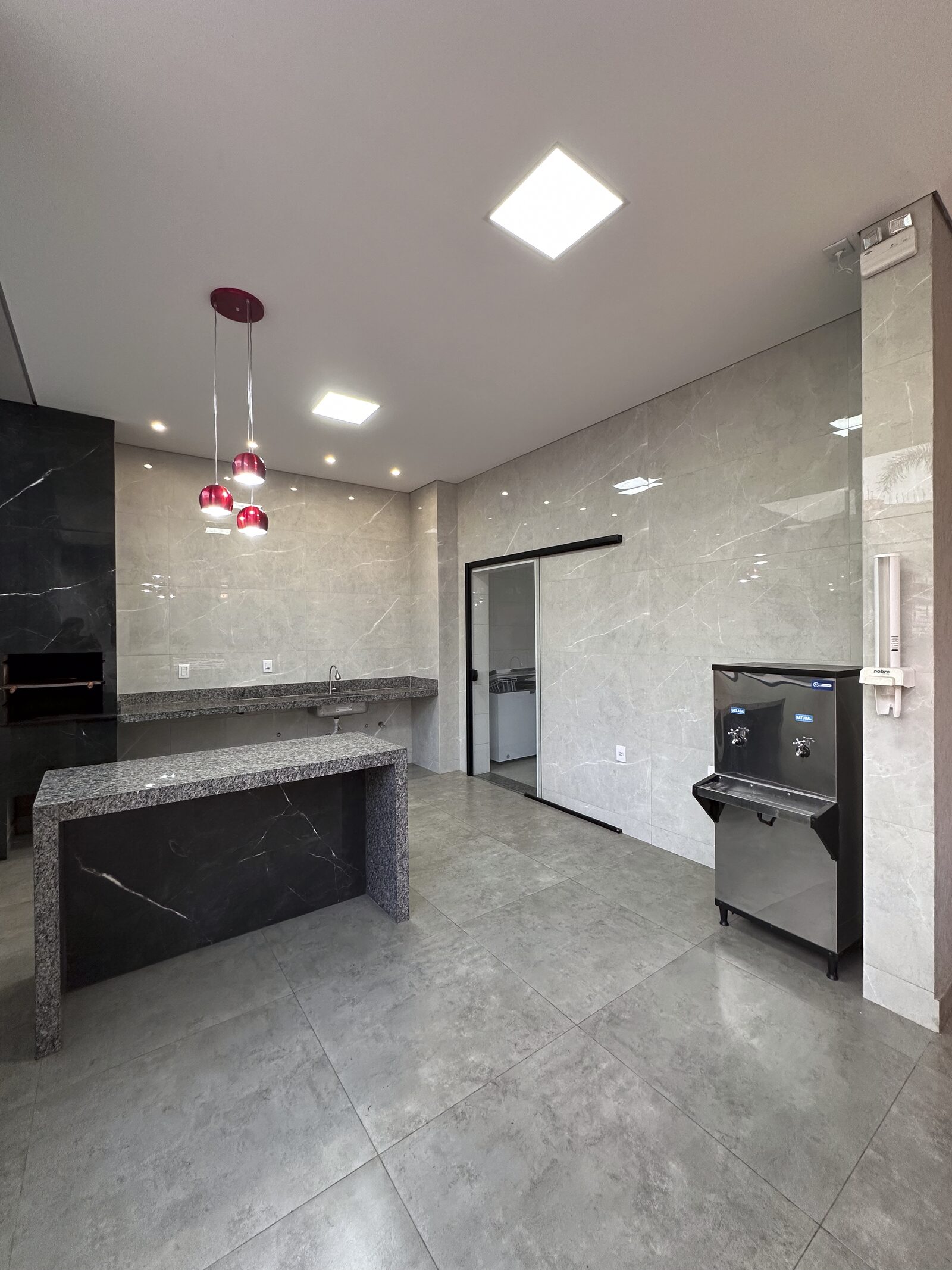 Cozinha completa com fogão industrial