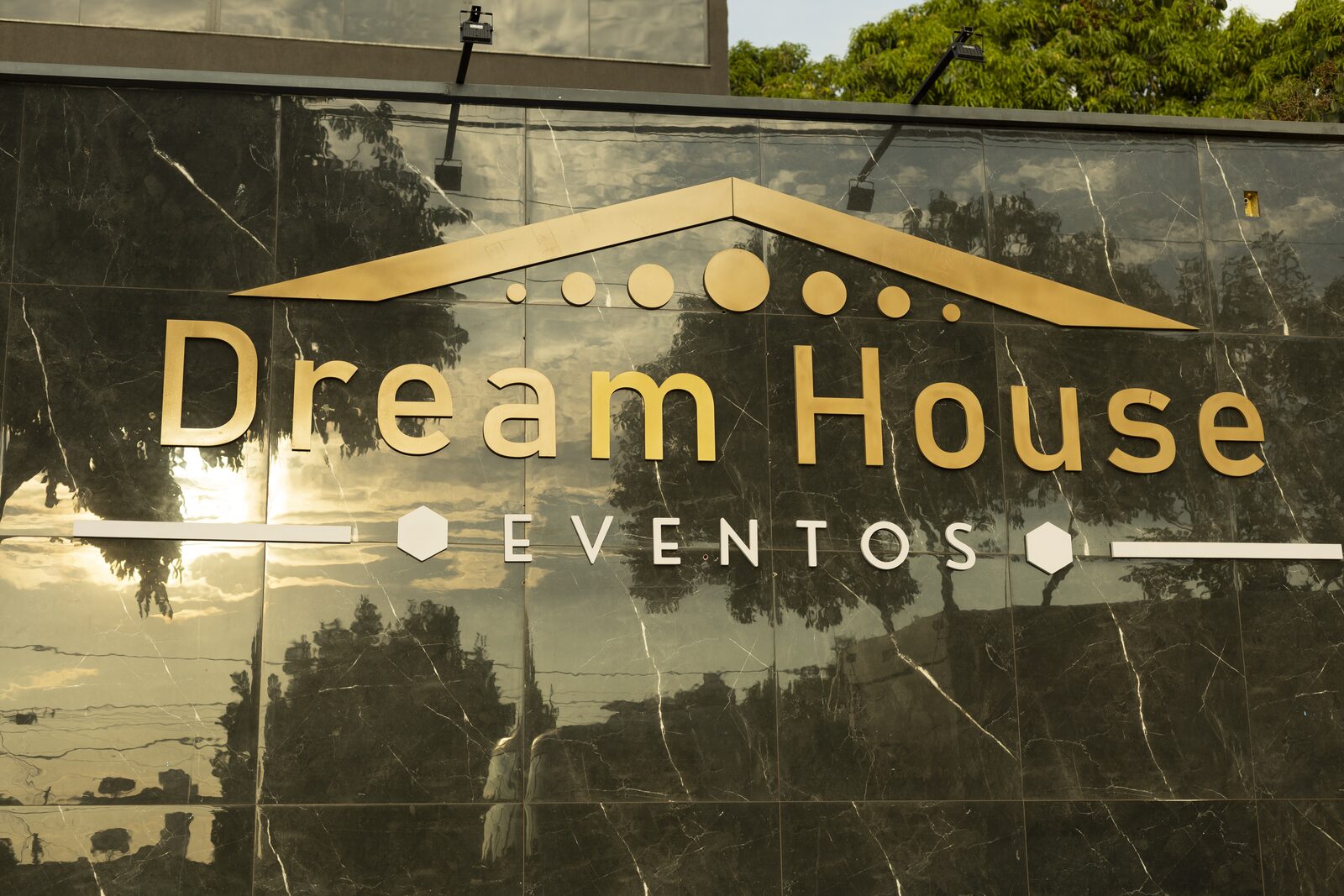 Fachada de mármore com o letreiro Dream House Eventos