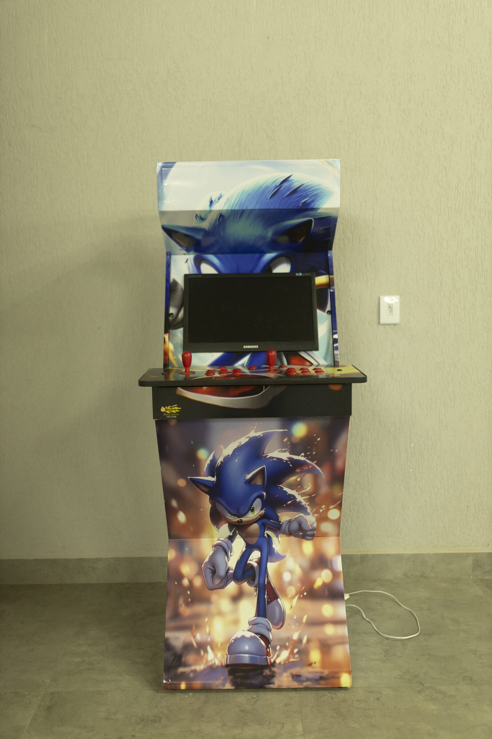 Fliperama com jogos clássicos na sala de jogos