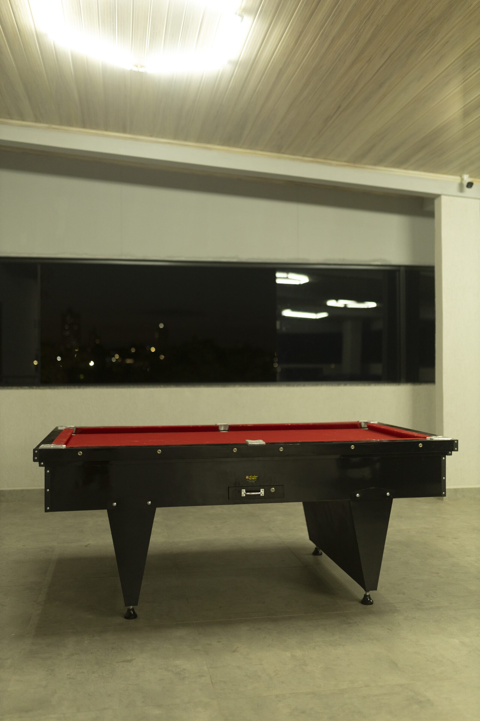 Mesa de sinuca na área de jogos