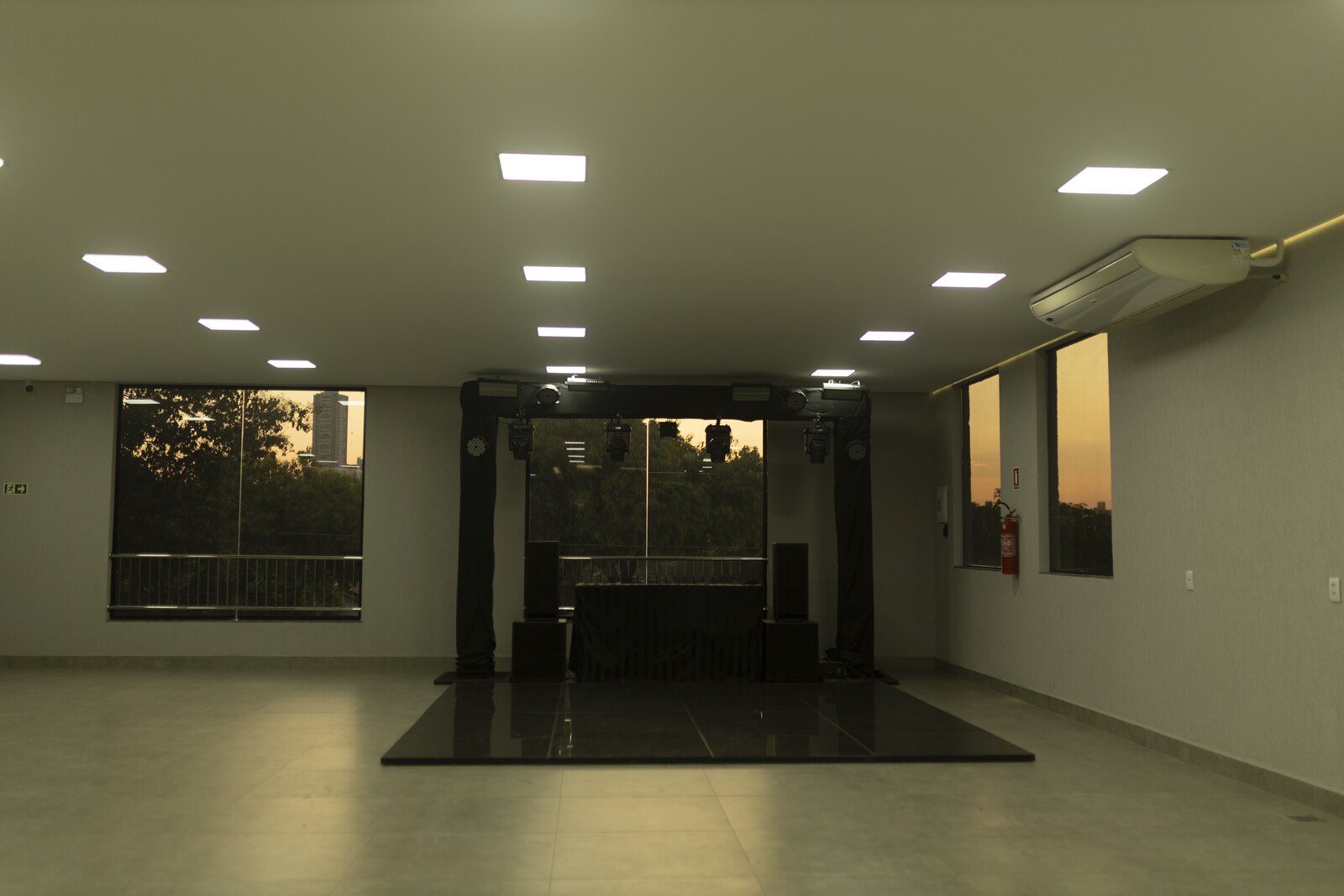 Recepção e entrada iluminada da Dream House Eventos