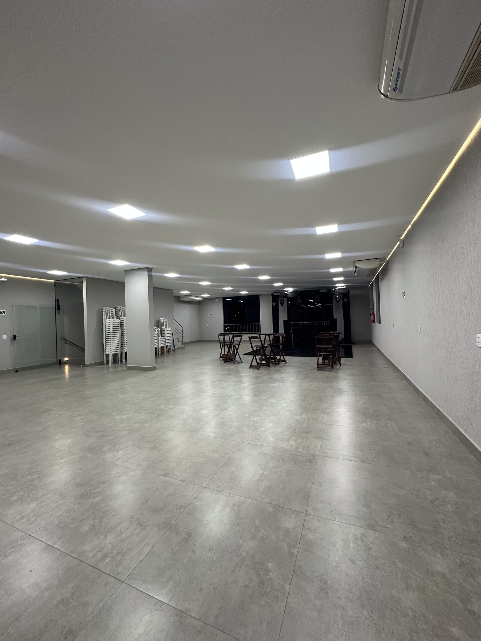 Salão do segundo piso da Dream House com pista de dança e estrutura para DJ